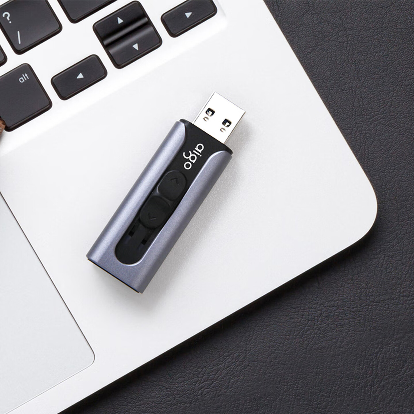 爱国者(aigo)32GB USB3.2 U盘 U132 背夹式 伸缩优盘 年轻双色好搭配 湖泊蓝高清大图