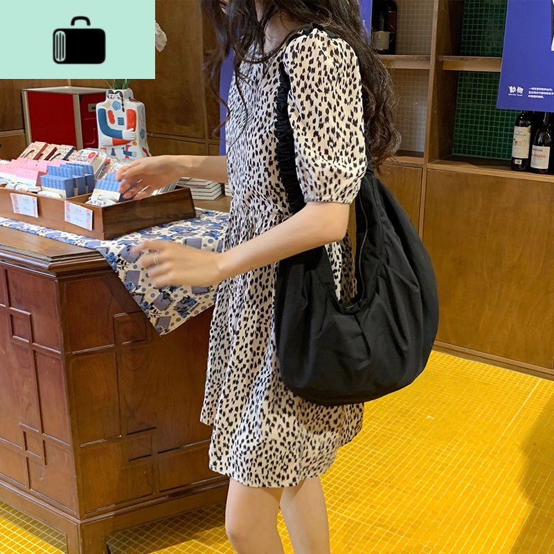 SEOUL极简风搭配单品bag~韩系极简主义少女慵懒百搭褶皱饺子包包NEWLAKE高清大图