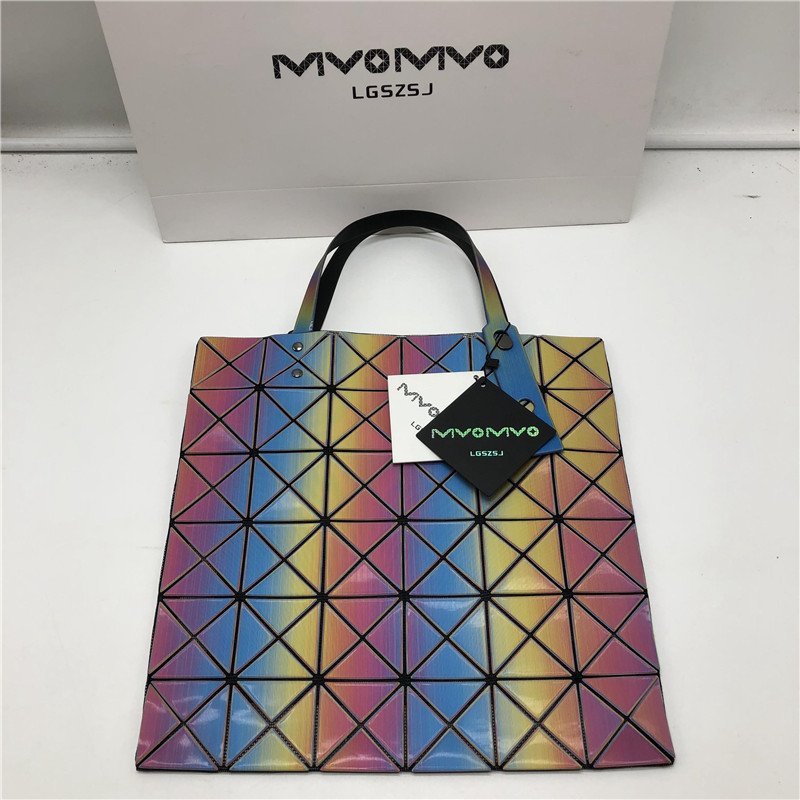 菱格三宅世家(MVO MVO LGSZSJ)新款六格菱格几何镭射购物袋女彩虹魔幻紫手提单肩包