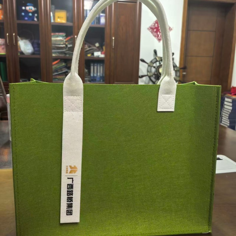 企采严选 定制绿色拉链毛毡包 38*30*20 单位:个