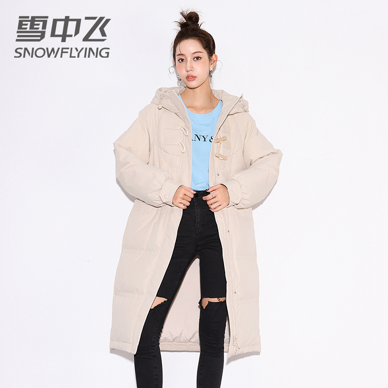 雪中飞冬季加长过膝连帽立领防寒保暖牛角扣潮流时尚气质羽绒服女