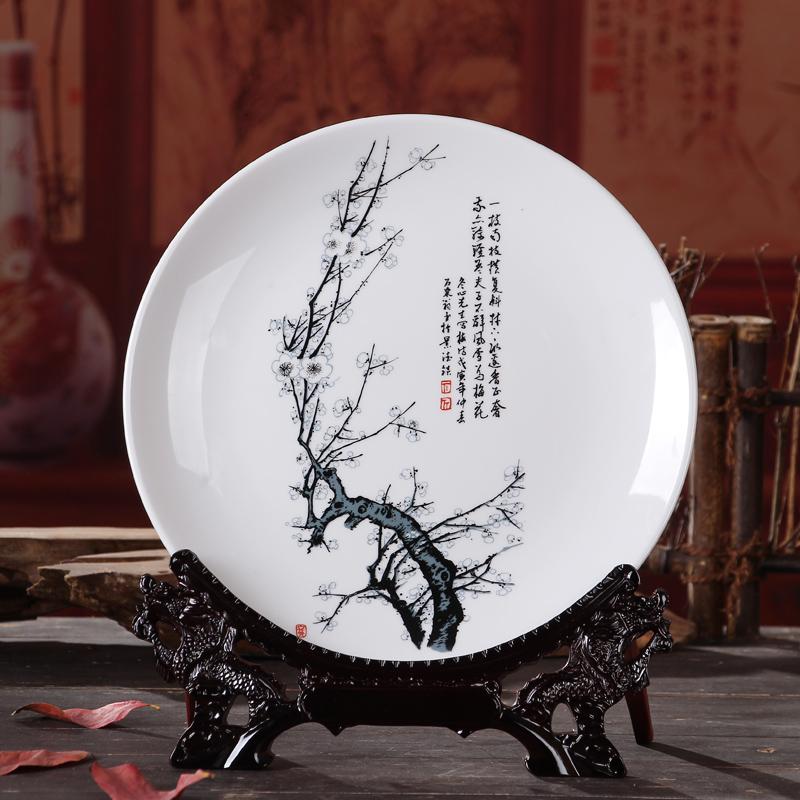 景德镇陶瓷器高档粉彩挂盘 装饰坐盘子 家居装饰工艺品摆件收纳袋 三维工匠 白底梅（送三脚架）_4