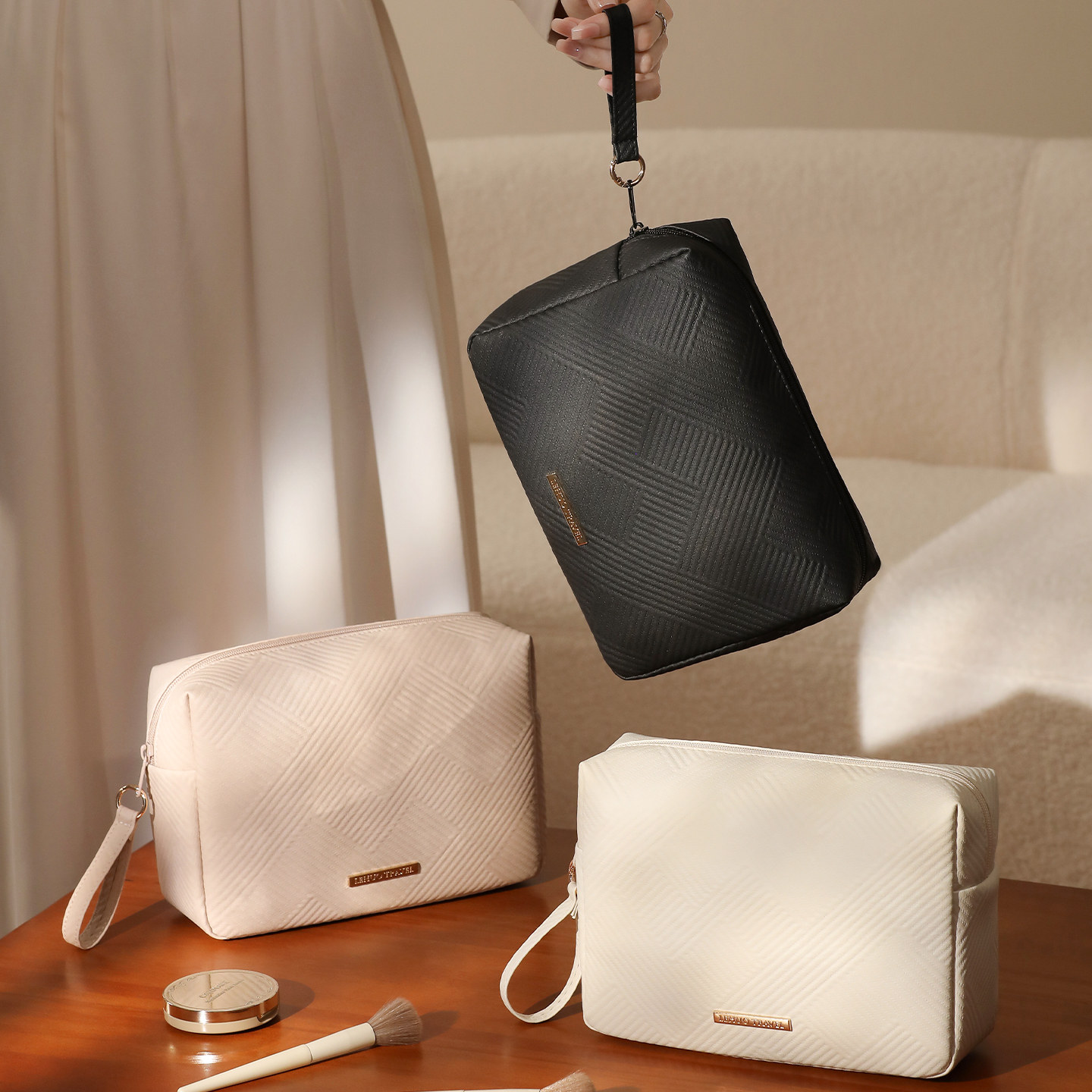 乐活旅行手拿随身化妆包高清大图