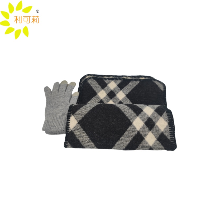 利可莉 防寒套装 围巾+手套 套高清大图