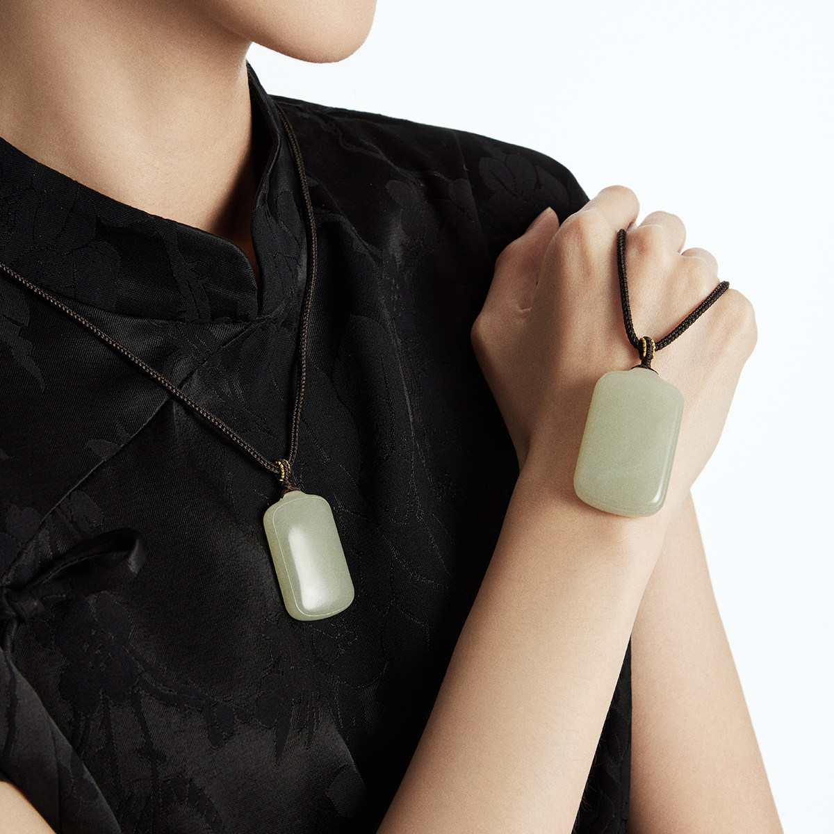 周大福经典新中式浅清和田玉无事牌吊坠配绳多款GEV16-GEV17高清大图