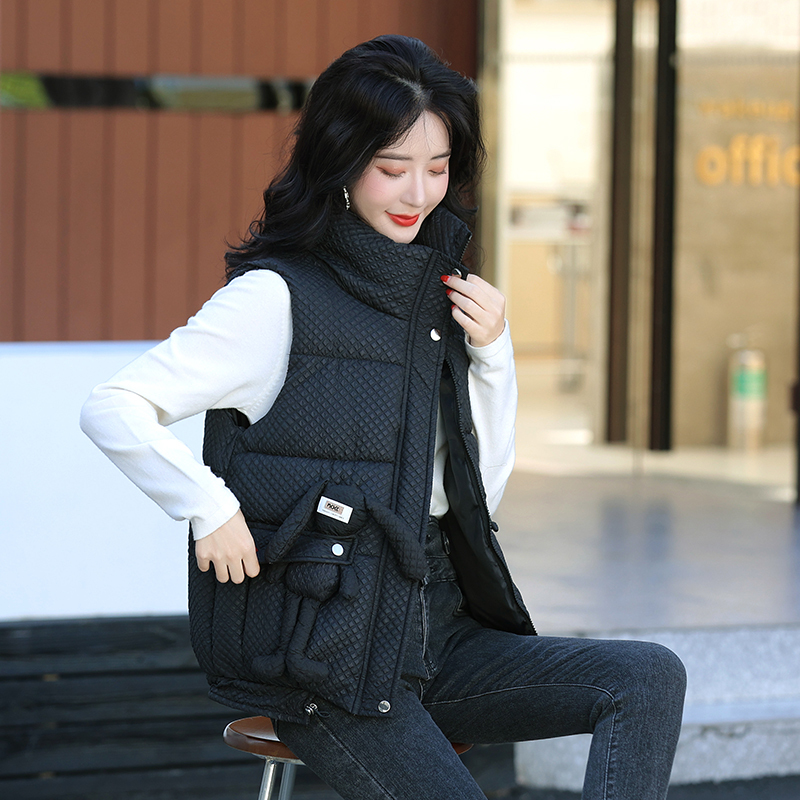 卡丹路时尚小兔挂件格纹羽绒棉马甲女短款新款休闲宽松减龄马夹