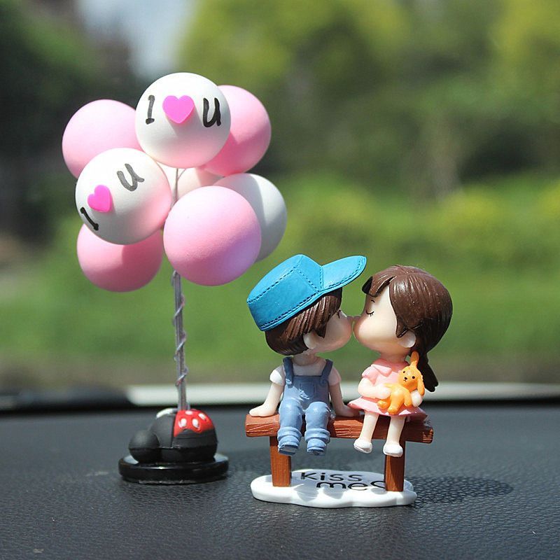 车内饰品摆件女士萌萌可爱漂亮内饰个性创意高档车载装饰汽车用品亲吻