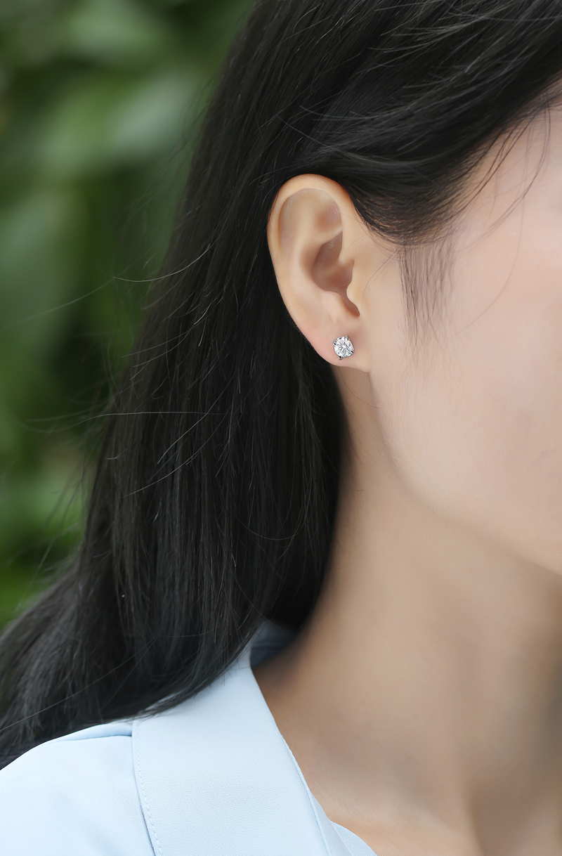 玖钻珠宝 925 银莫桑石耳饰 经典牛头梅花切简约四爪镶钻耳钉E9165-5.0高清大图