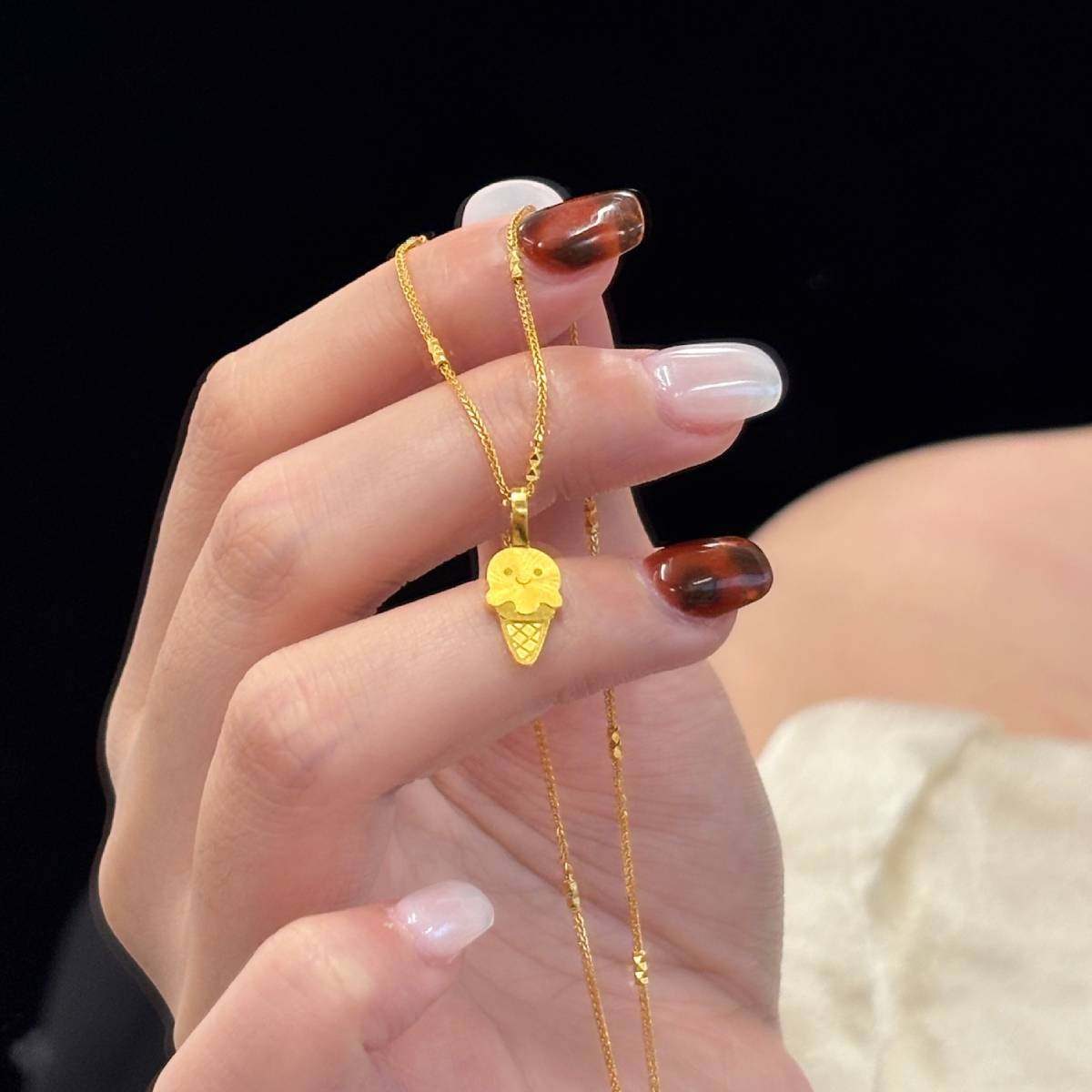 周大福ING系列冰淇淋足金黄金吊坠女计价(工费180元)F237852新品高清大图