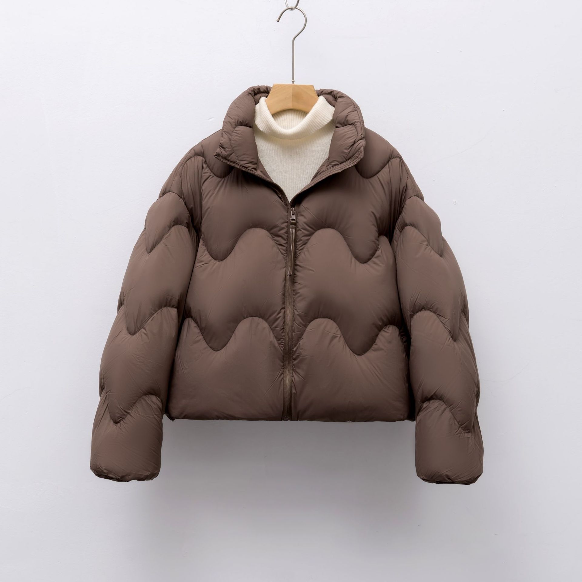 90白鸭绒短款立领泡芙羽绒服新国标波浪线羽绒外套女_00 咖色 S