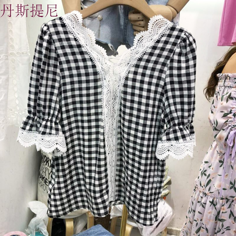 特惠2018夏装镂空蕾丝拼接格子V领套头衬衫女宽松韩范学生衬衣上