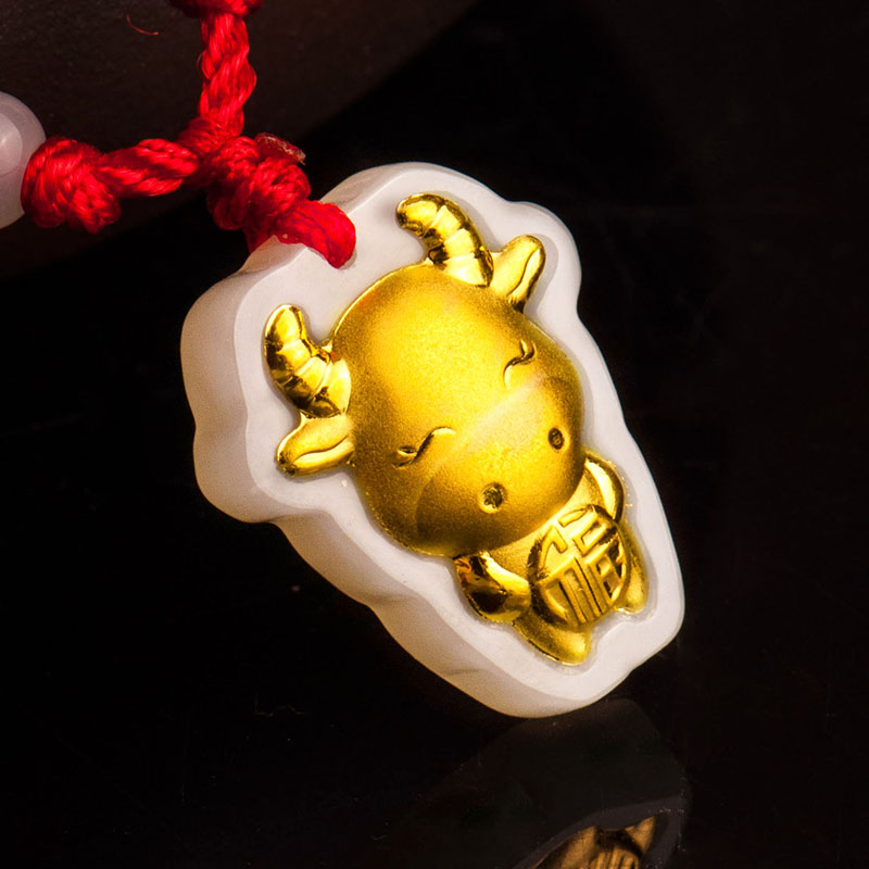 梦克拉 足金3D硬金黄金和田玉金镶玉白玉吊坠 生肖牛 暴福牛高清大图