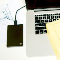 希捷(Seagate)2TB USB3.0移动硬盘 Backup Plus睿品 2.5英寸 金属外壳 兼容mac 陨石黑