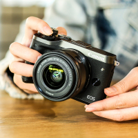 佳能(Canon) EOS M6 微单数码相机15-45 IS STM+55-200 IS双镜头套装 2420万像素 WIFI分享 翻转自拍 Vlog相机 视频拍摄 银色 礼包版