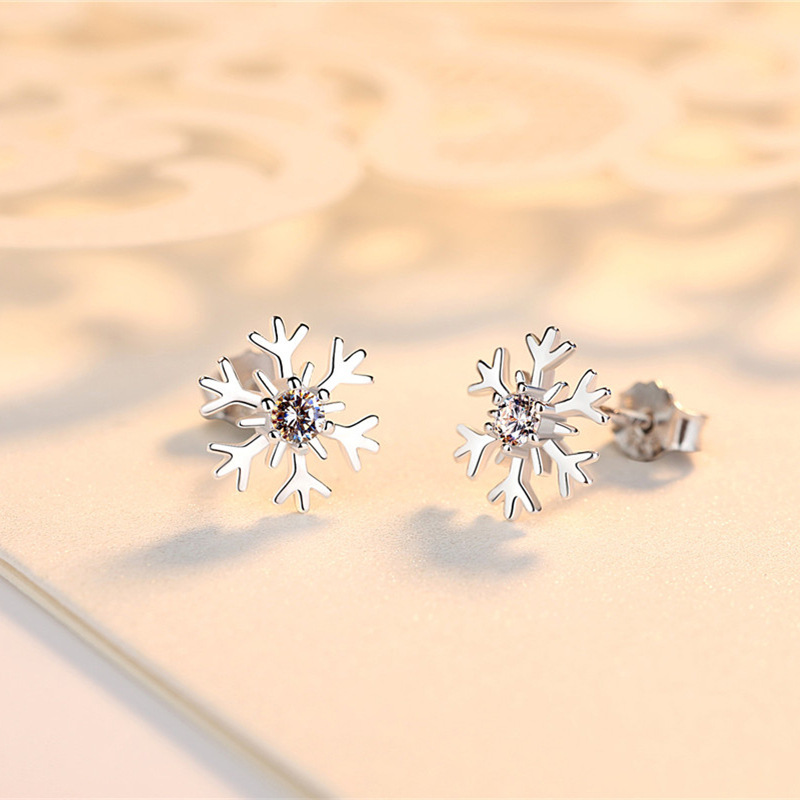 圣诞新品奥沃姿s925纯银耳钉女简约气质韩国创意个性潮人学生百搭雪花