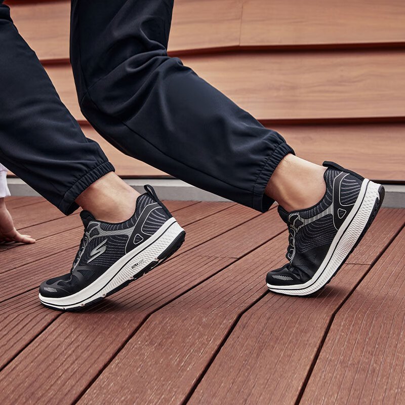 斯凯奇(Skechers)男款减震跑鞋轻便透气网布休闲运动鞋220035 黑色/白KW 41