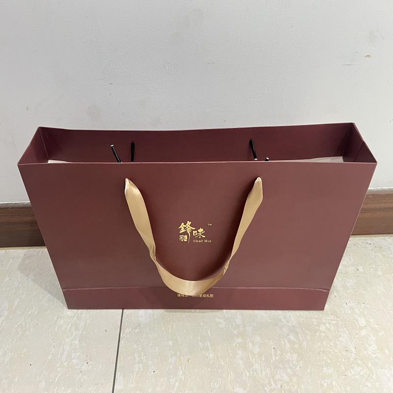 中锐智采白卡定制礼品手提袋竖款材质:250克白卡 印刷工艺:四色一专印刷 是否覆膜:哑膜 尺寸:230*50*360mm