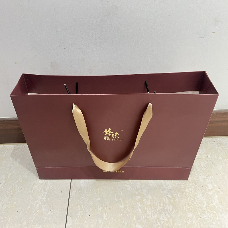 中锐智采白卡定制礼品手提袋竖款材质:250克白卡 印刷工艺:四色一专印刷 是否覆膜:哑膜 尺寸:230*50*360mm