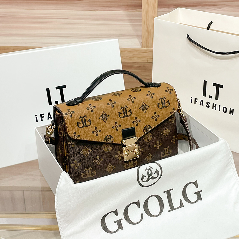 欧美时尚女士包包2026新款时尚复古老花邮差包女轻奢百搭手提斜挎包高级感小方包高清大图