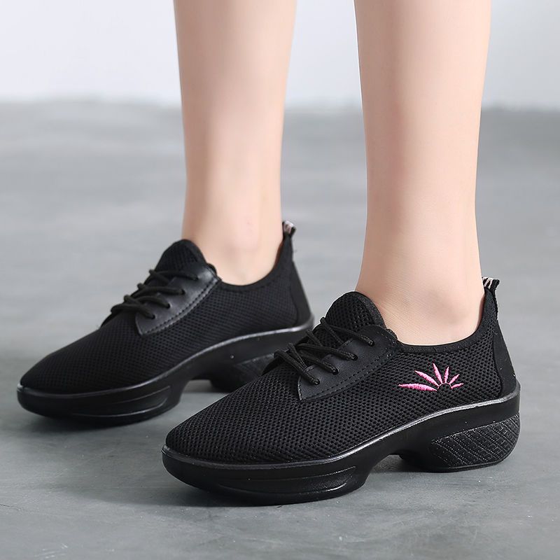 春秋季舞蹈鞋女软底广场舞鞋成人中跟老北京布鞋女网面透气跳舞鞋布面