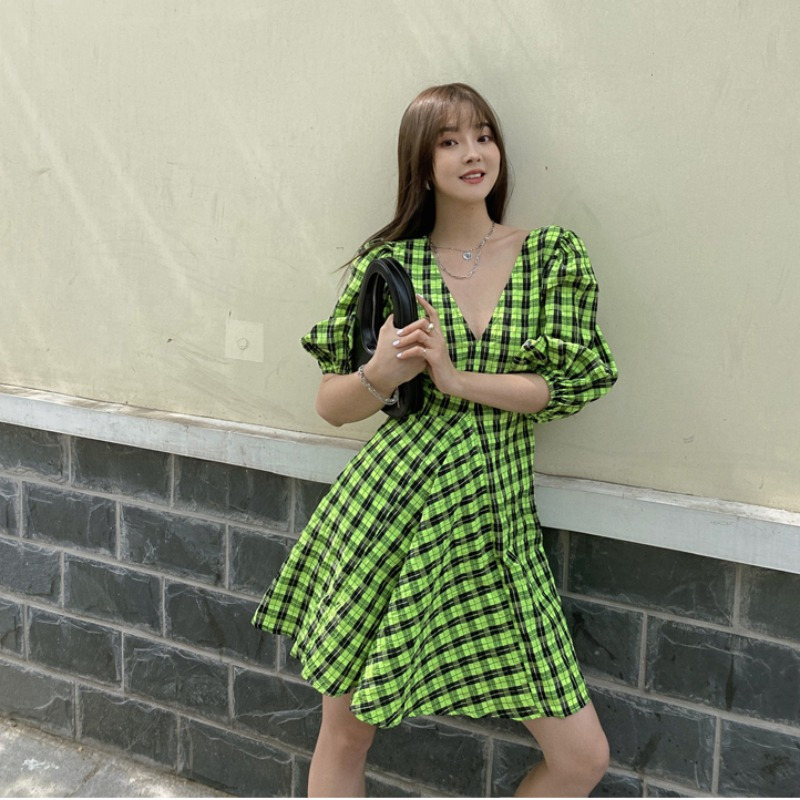 绿色格子a字裙2021春夏新款小个子泡泡袖v领短裙子收腰连衣裙女装视频