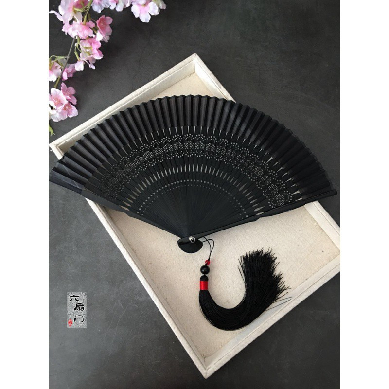 中国风全竹刻镂空扇子日式全纯黑色扇孔雀花折扇子男女工艺扇三维工匠黑樱花 黑配红大流苏报价 参数 图片 视频 怎么样 问答 苏宁易购