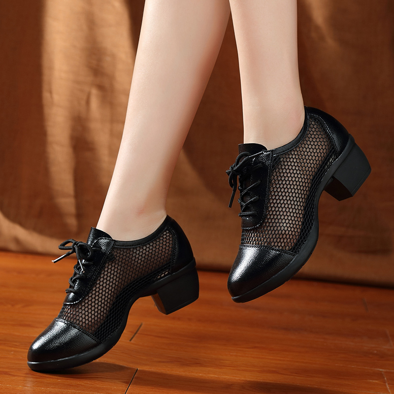 舞蹈鞋女中跟真皮广场舞鞋软底夏季天网面透气运动跳鞋