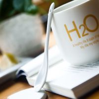 瓷魂 创意陶瓷杯子情侣水杯咖啡杯带盖带勺马克杯牛奶杯 H2O白色