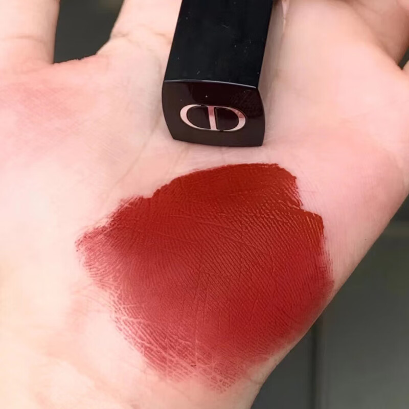 迪奥(Dior)烈焰蓝金持久哑光锁色黑管唇釉持妆口红 626 红茶棕高清大图