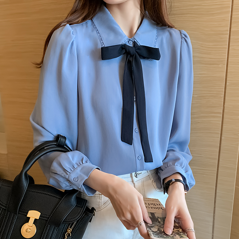 伊努特蓝色衬衫女2021春款时尚蝴蝶结系带法式衬衣蕾丝边娃娃领雪纺