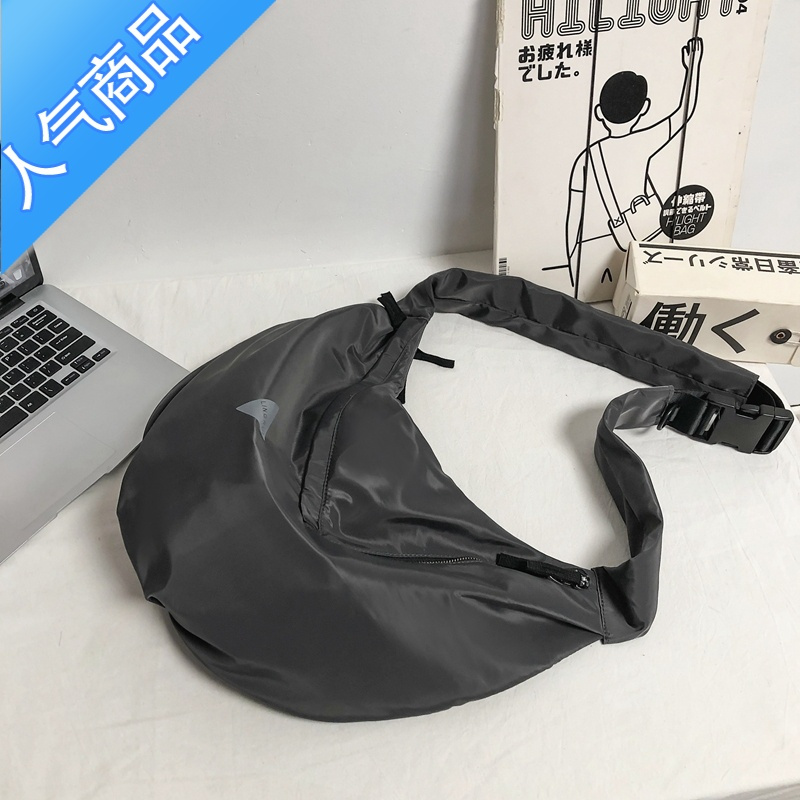 封后单肩包斜挎包男学生大容量简约休闲尼龙布包潮牌胸包女日系饺子包单肩包男