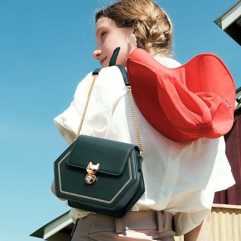 欧时纳新款女士斜挎包女包潮秋冬网红质感斜挎时尚链条单肩包个性猫咪