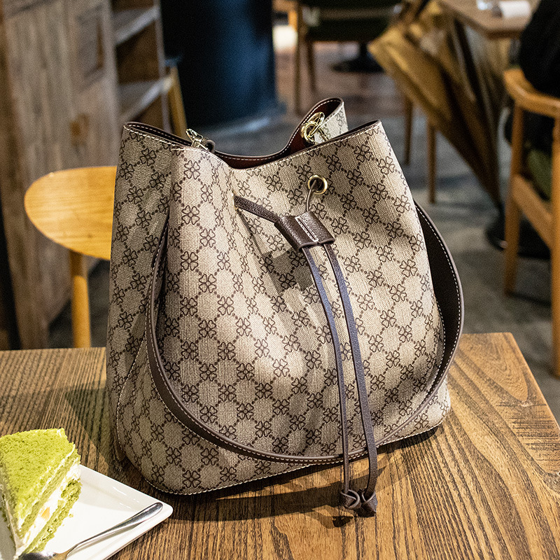 itsk女包2020新款百搭大容量韩版时尚斜挎包洋气单肩手提抽绳水桶包