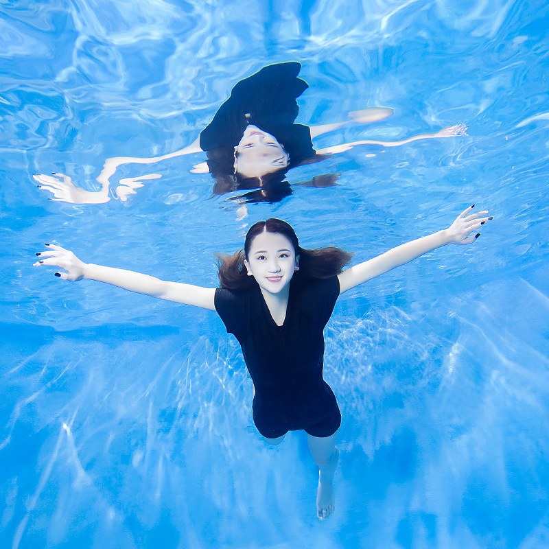 运动游泳衣女2020新款连体保守遮肚显瘦平角学生黑色短袖专业泳装