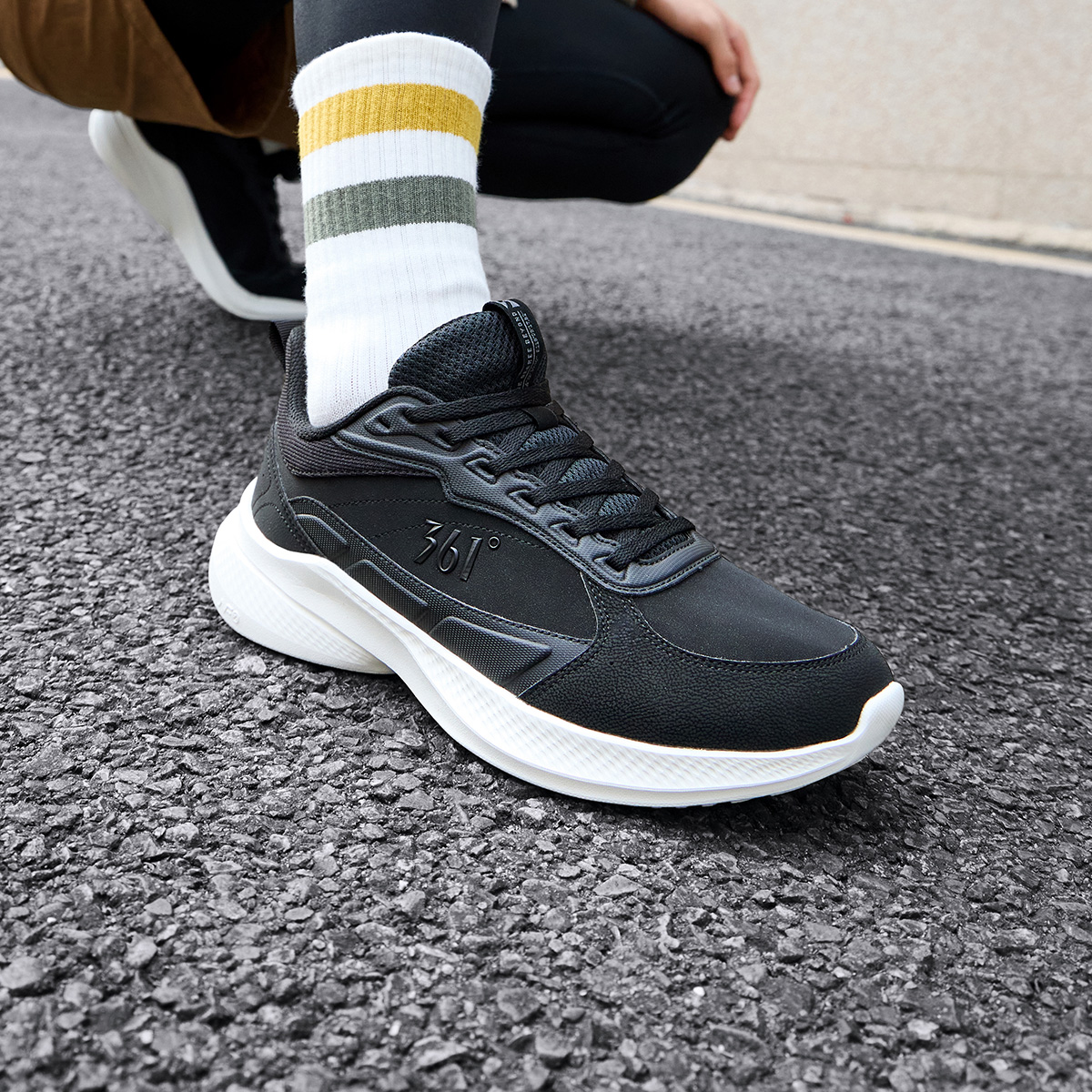 361°男鞋运动鞋新款全黑鞋子皮面舒适跑鞋轻便回弹跑步鞋男高清大图