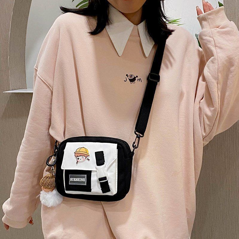 ins日系可爱少女单肩包斜挎包包女2021新款潮百搭学生帆布小挎包 黑标白色[尼龙面料] 只发腮红熊挂件[无背包]