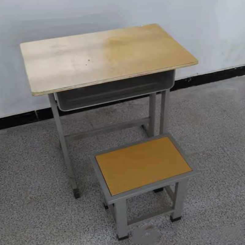 钢木课桌椅高清大图