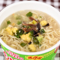 日清(NISSIN)合味道迷你杯12杯整箱 海鲜小杯速食方便面儿童泡面杯面