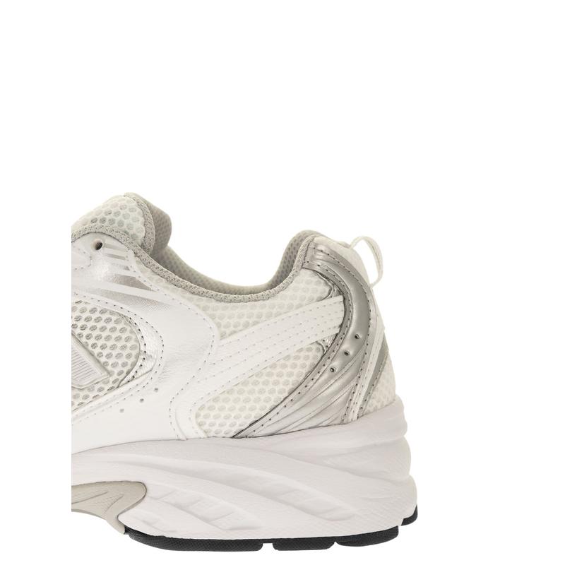 新百伦(New Balance)复古跑鞋男鞋白色透气网眼鞋面撞色设计运动高清大图