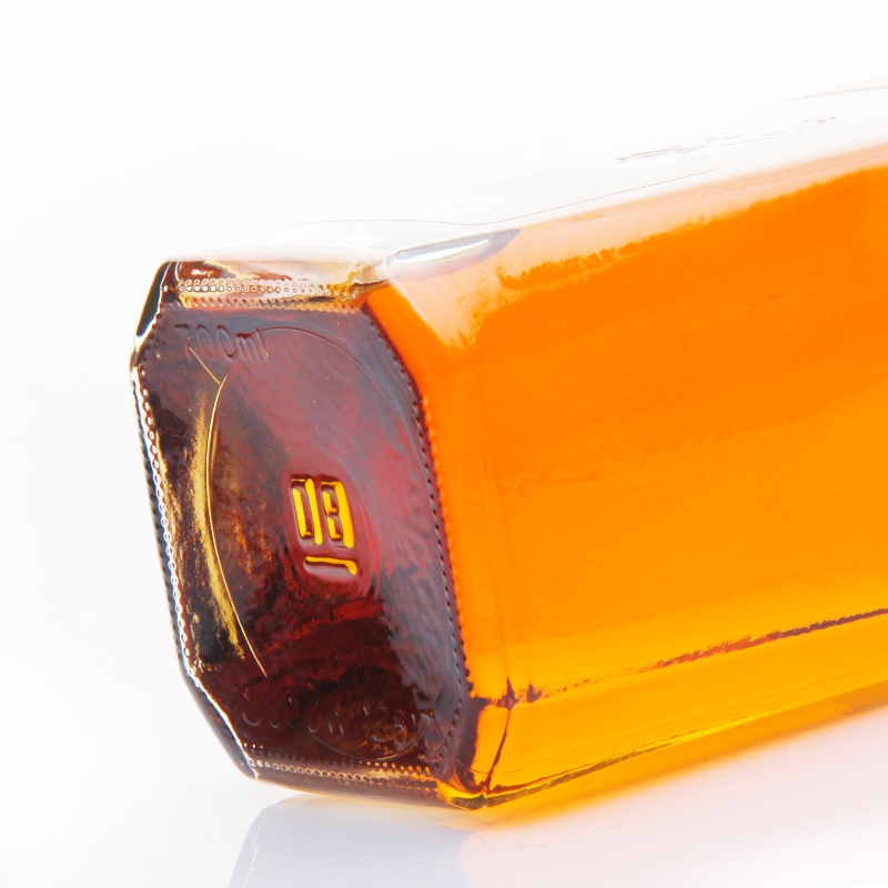 尊尼获加(Johnnie Walker)黑牌 调配型苏格兰威士忌 700ml 单支