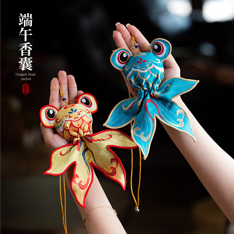 金臻赫端午节香包香囊空袋子好运锦鲤儿童艾草防蚊刺绣荷包挂件随身挂饰[湖蓝]好运锦鲤-加艾草高清大图