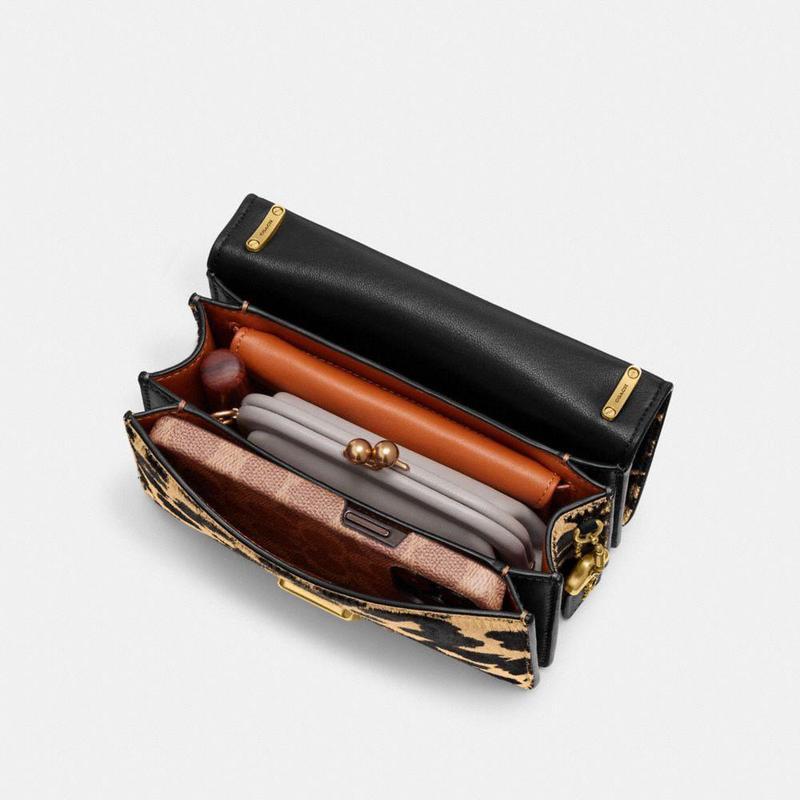 皮具箱包>时尚女包>女士斜挎包>蔻驰(coach)>蔻驰(coach)cm504-b4leo