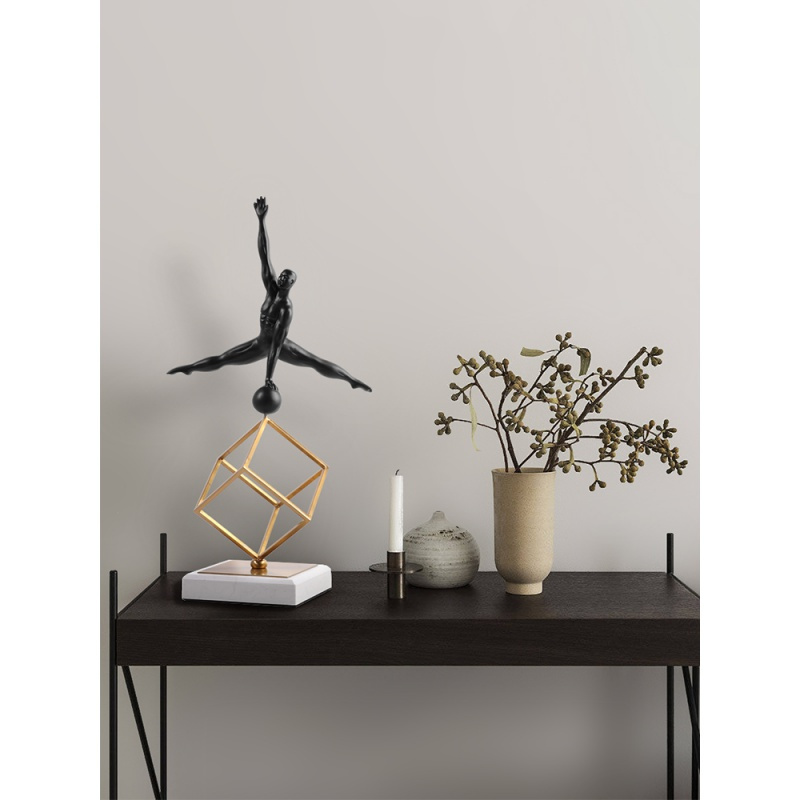 北欧轻奢运动人物摆件简约现代创意玄关酒柜样板间工艺品装饰摆设