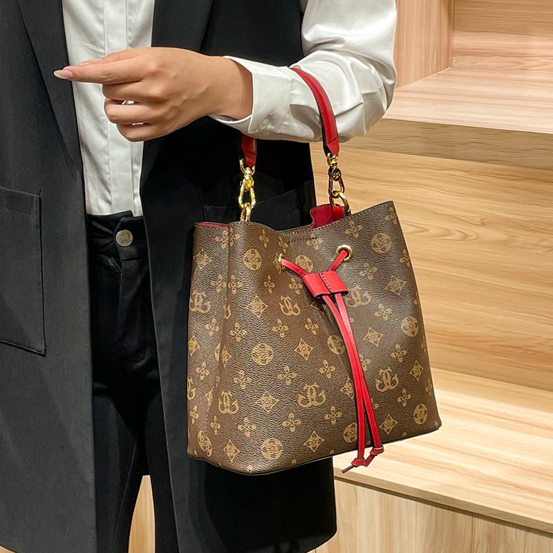 欧美时尚女士包包女2026新款高级感印花女包水桶包单肩斜挎包时尚百搭手提包小包高清大图