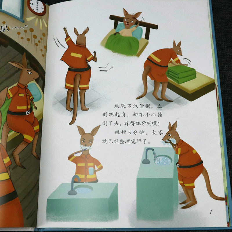小小考古学家的一天 [正版]幼儿职业绘本精装硬壳硬皮小小消防员警察牙医宇航员建筑师教师考古学家饲养员理发师生物学家的一天高清大图