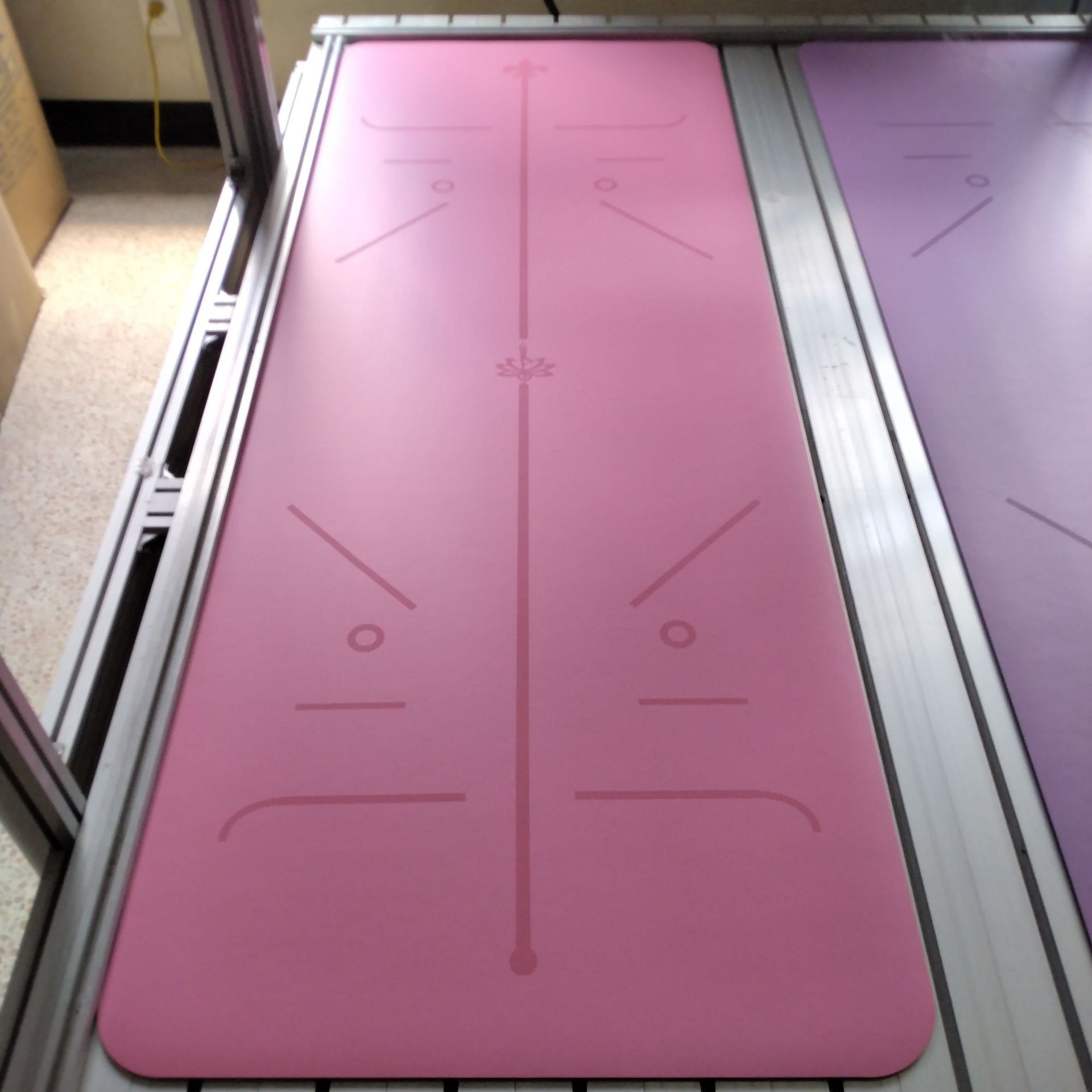 米奇喵pu天然橡胶防滑体位线瑜伽垫运动健身土豪垫吸音减震橡胶静音粉色【体位线】183*68*0.4CM