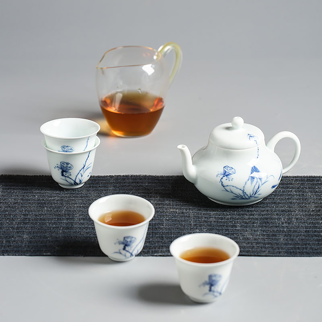 昌南 陶瓷手绘青花茶具套装一壶四杯一公道杯精致六头 鱼嬉莲间高清大图