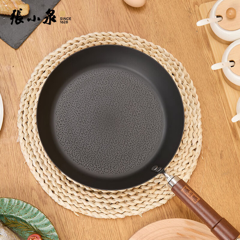 张小泉 C32850100锤纹精铁煎锅 26cm高清大图