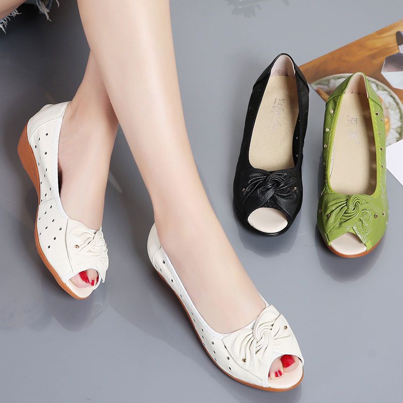 夏季真皮凉鞋女鞋中老年坡跟平底软底防滑洞洞妈妈凉鞋鱼嘴鞋女米白色