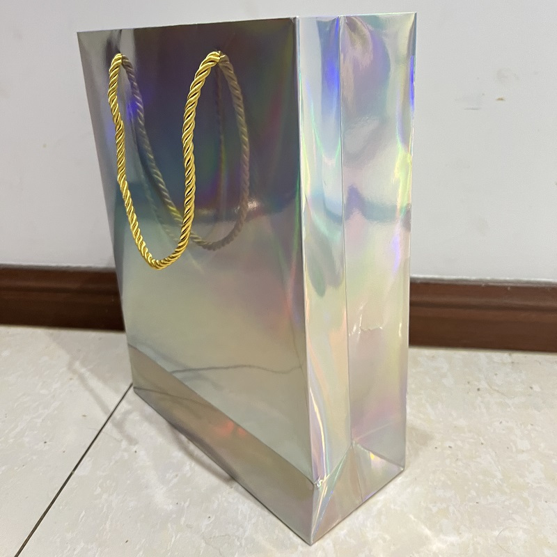 中锐智采 白卡定制手提袋 横款 材质:250克白卡 印刷工艺:四色一专印刷 是否覆膜:哑膜 尺寸:340*240*100